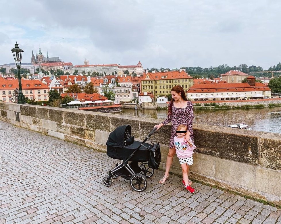 Kadeřábková s rodinou na procházce