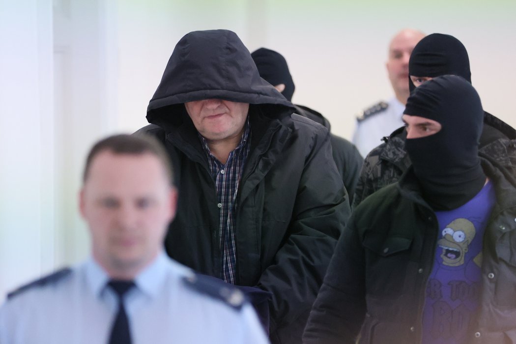 Ivo Kaderka se při příchodu k vazebnímu jednání schovával pod kapucí.