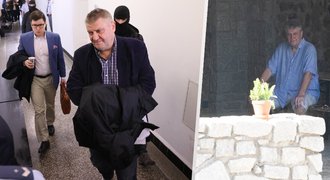 První Kaderkovo foto po propuštění z vazby! Zlomený muž... První Kaderkovo foto po propuštění z vazby! Zlomený muž...