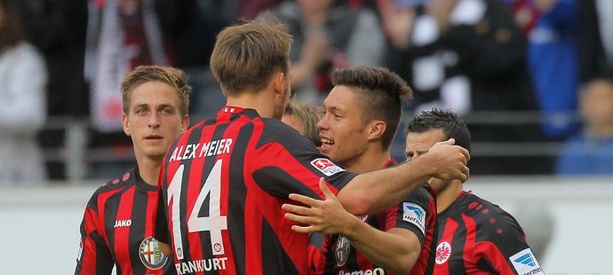 Český útočník Václav Kadlec dal svůj čtvrtý gól v bundeslize a pomohl fotbalistům Frankfurtu k remíze 1:1 s Norimberkem. 