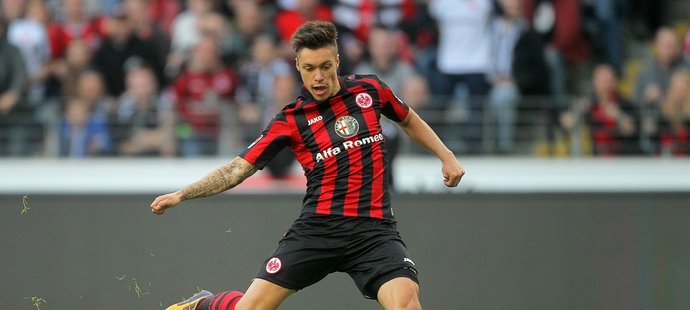 Český útočník Václav Kadlec dal svůj čtvrtý gól v bundeslize a pomohl fotbalistům Frankfurtu k remíze 1:1 s Norimberkem.