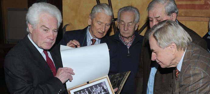 Setkání legend Slavie, zleva Jan Lála, Josef Kadraba, Miloš Krucký, Karel Knesl a Ivo Urban.