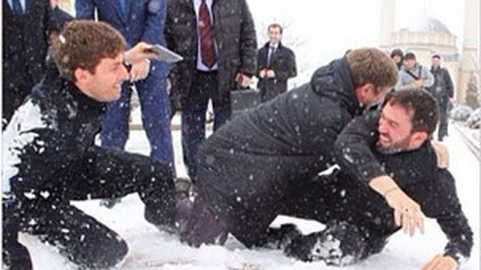 Čečenský prezident Kadyrov kouluje své ministry a válí se s nimi ve sněhu