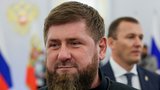 Kadyrov ukázal video svých nezletilých synů (14, 15 a 16). V plné polní mají střílet na Ukrajině