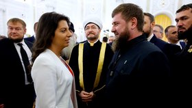Čečenský vůdce Ramzan Kadyrov a Margarita Simonyan z ruského kanálu RT na ceremonii k připojení čtyř ukrajinských regionů k Rusku (30. září 2022)