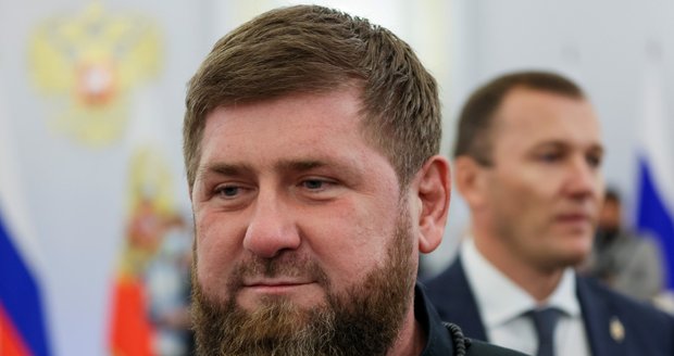 Kadyrov montre des vidéos de ses jeunes fils (14, 15 et 16 ans).  Ils devraient tirer en plein champ en Ukraine