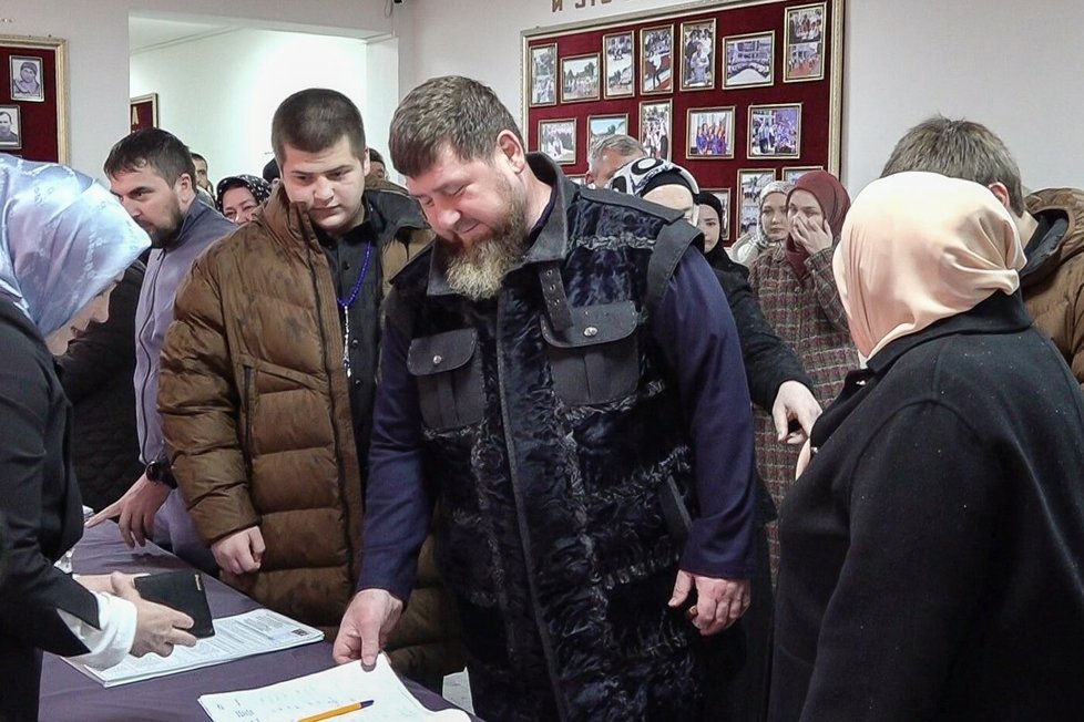 Čečenský vůdce Ramzan Kadyrov u urny (16. 3. 2024).