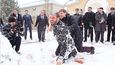 Čečenský prezident Kadyrov kouluje své ministry a válí se s nimi ve sněhu