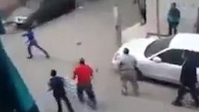 Muž pocházející z egyptské Káhiry chtěl podříznout své manželce hrdlo přímo na ulici. Rozzuřený dav ho zahnal.