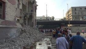 Budovu italského konzulátu v centru Káhiry vážně poškodil výbuch nálože ukryté v autě.
