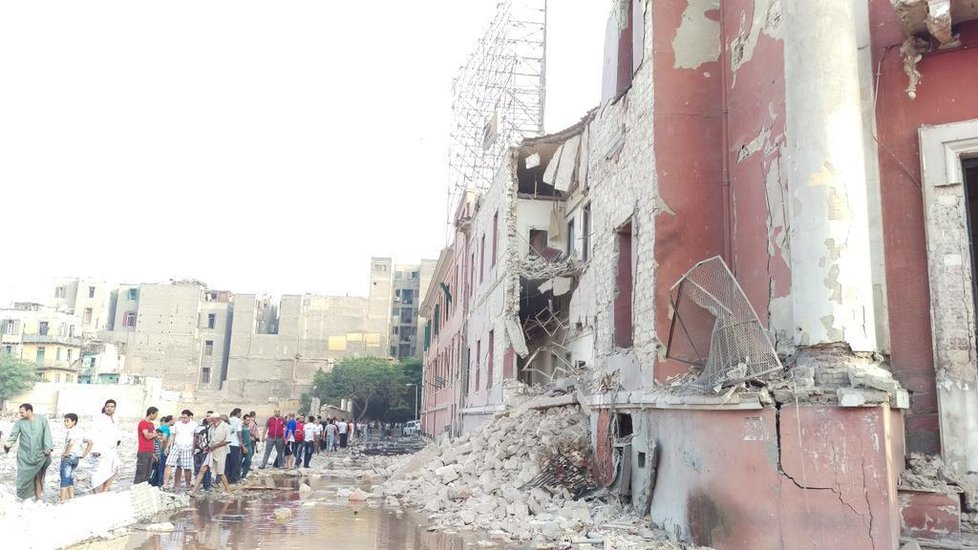 Budovu italského konzulátu v centru Káhiry vážně poškodil výbuch nálože ukryté v autě. (archivní foto)