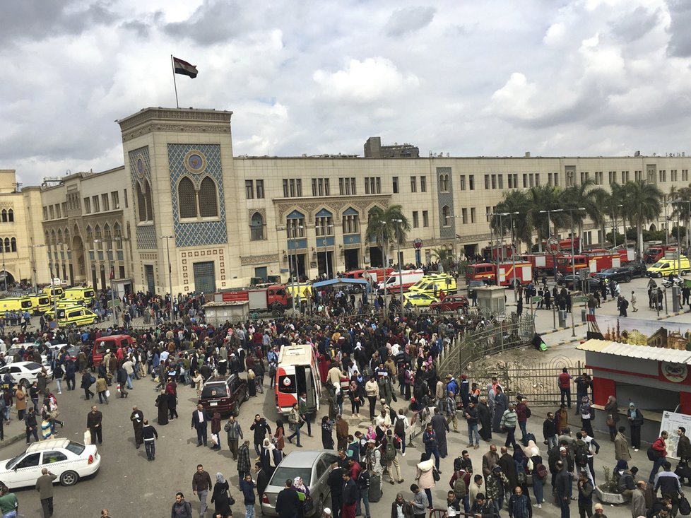 Při požáru vlakového nádraží v Káhiře zemřelo nejméně 20 lidí, desítky utrpěly zranění, (27.02.2019).