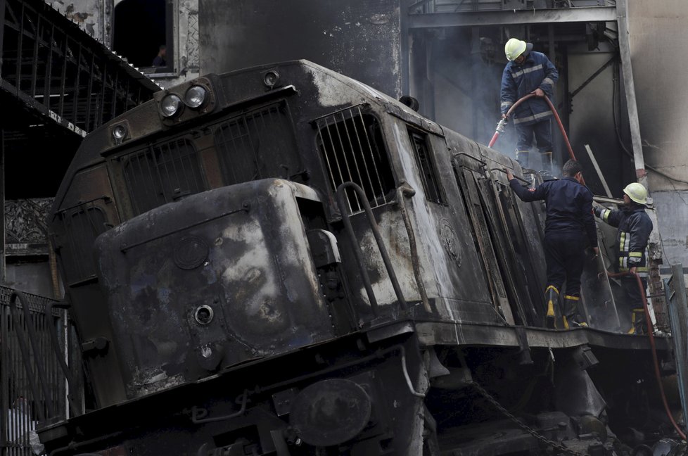 Při požáru vlakového nádraží v Káhiře zemřelo nejméně 20 lidí, desítky utrpěly zranění, (27.02.2019).