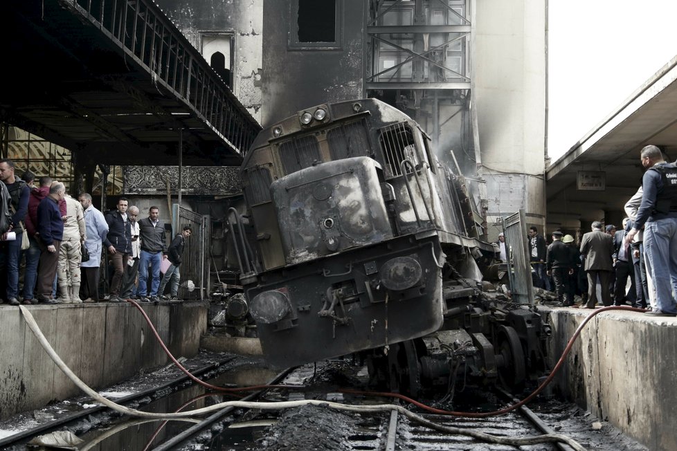 Na vlakové nádraží v Káhiře došlo k obrovskému neštěstí, požár si vyžádal 25 obětí.