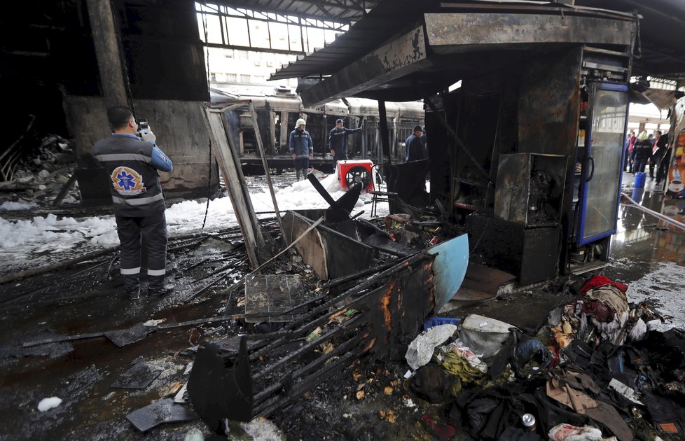 Na vlakové nádraží v Káhiře došlo k obrovskému neštěstí, požár si vyžádal 25 obětí.