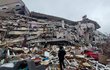 Zemětřesení v tureckém Kahramanmarasu srovnalo se zemí několikapatrovou bytovku.