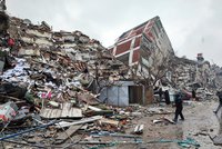 Ničivé zemětřesení v Turecku a Sýrii: Přes 3823 mrtvých. V oblasti uvízla skupina Čechů