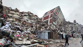 Zemětřesení v tureckém Kahramanmarasu srovnalo se zemí několikapatrovou bytovku.