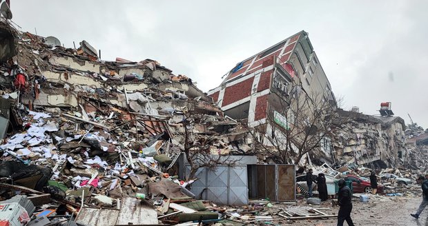 Ničivé zemětřesení v Turecku a Sýrii: Přes 3823 mrtvých. V oblasti uvízla skupina Čechů