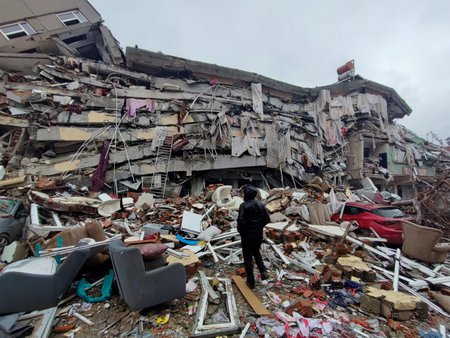 Zemětřesení v tureckém Kahramanmarasu srovnalo se zemí několikapatrovou bytovku.