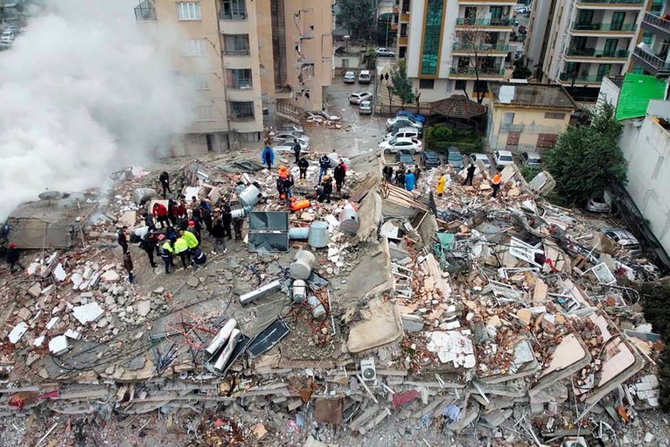 Zemětřesení v tureckém Kahramanmarasu srovnalo se zemí několikapatrovou bytovku.