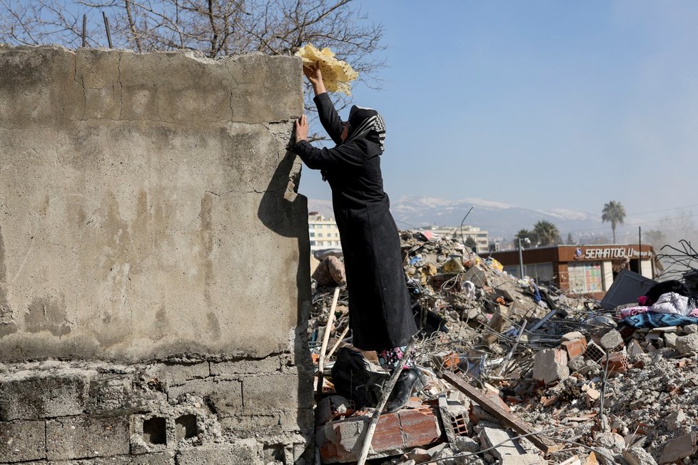 Humanitární pomoc vázne, v troskách se dá nalézt jídlo. Kahramanmaraş, Turecko. (14. 2. 2023)
