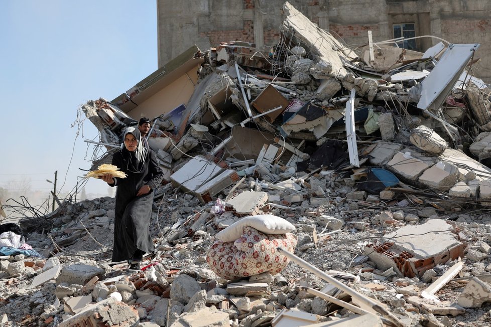 Humanitární pomoc vázne, v troskách se dá nalézt jídlo. Kahramanmaraş, Turecko. (14. 2. 2023).
