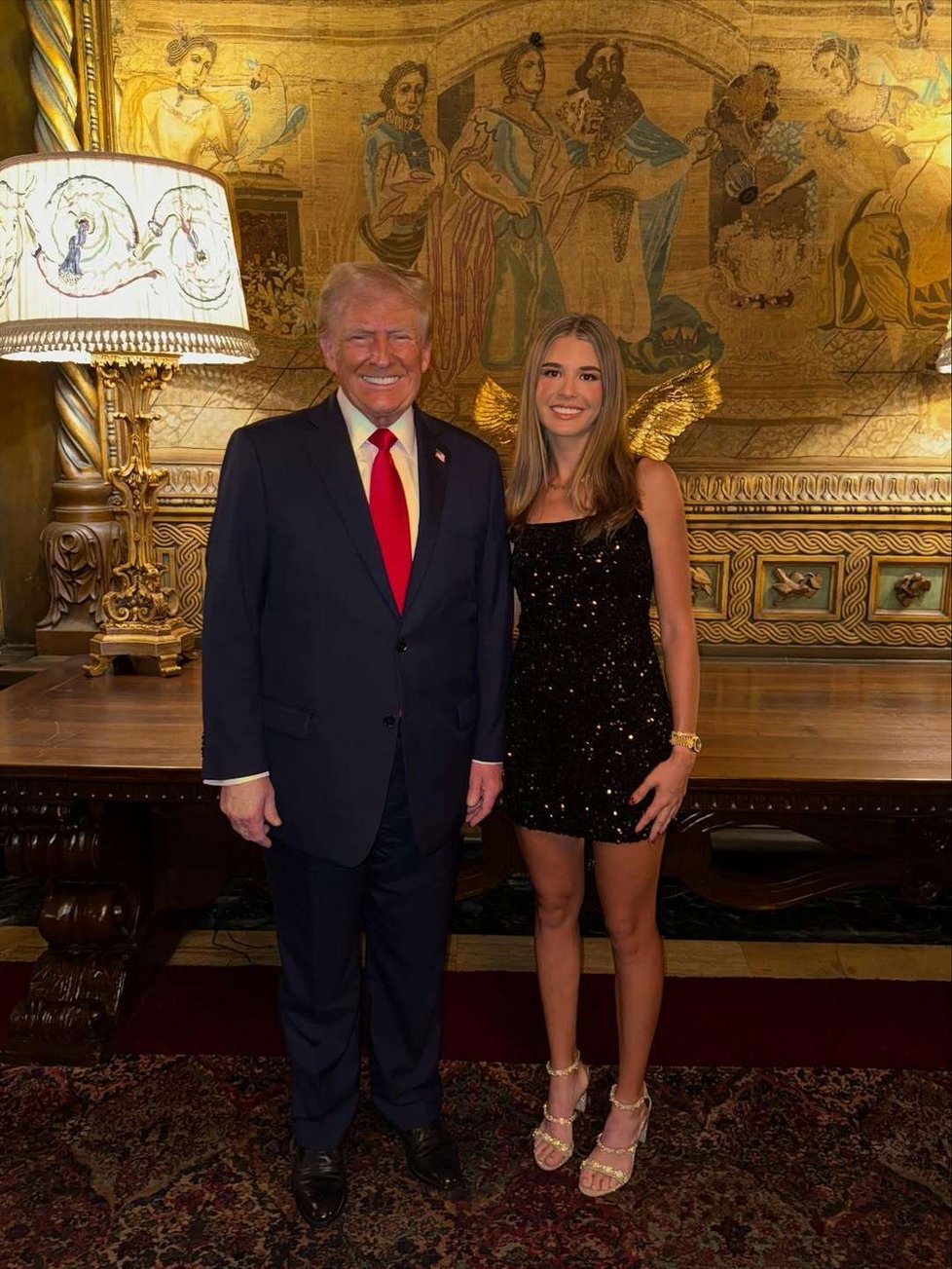 Vnučka Donalda Trump Kai nechtěně propálila, že má její děda problémy s modřinami na rukou déle, než se myslelo. Vnučka Donalda Trump Kai nechtěně propálila, že má její děda problémy s modřinami na rukou déle, než se myslelo.