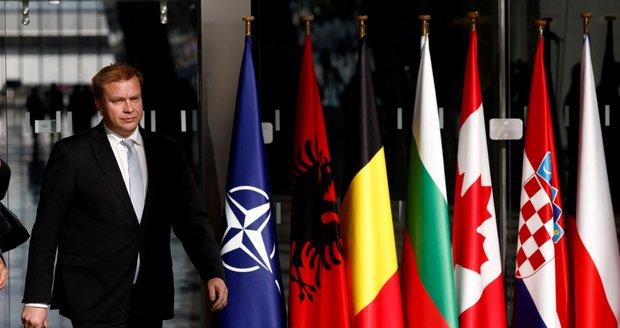Historická chvíle: Finsko vstoupí v úterý do NATO. Švédsko stále čeká na Turky 