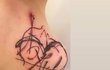 Kateřina Kaira Hrachovcová se věnuje tetování