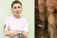 Nahá Kaira ve vaně: Vášeň a potetovaná ňadra!