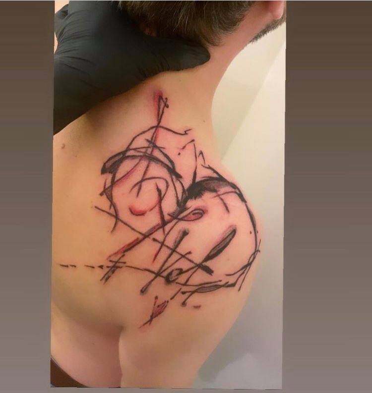Kateřina Kaira Hrachovcová se věnuje tetování