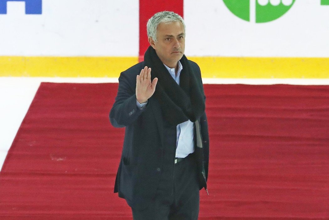 José Mourinho se zdraví s fanoušky