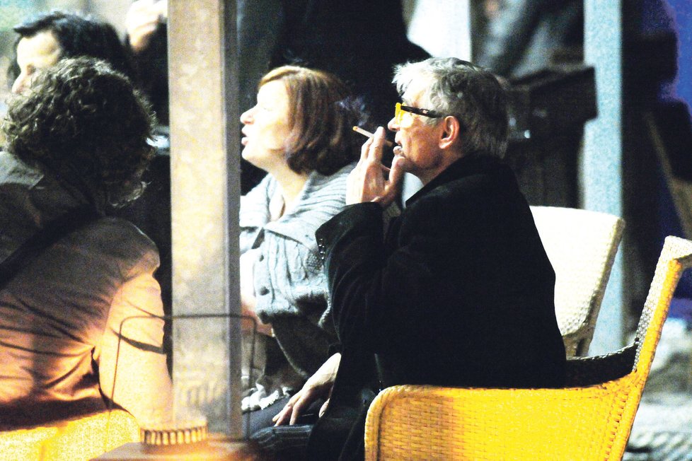 Společnost herci dělala žena z produkce Líbáš jako ďábel. Seděli spolu na terase, kde se smělo kouřit. Je to poslední neřest, která Kaiserovi zbyla