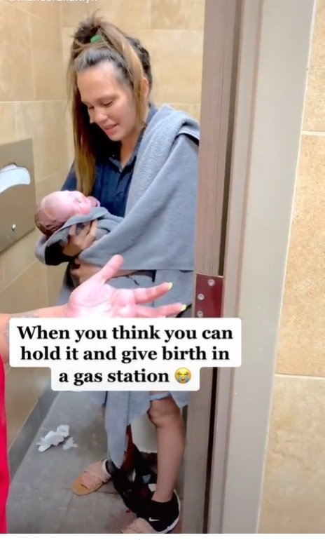 Kaitlyn Fullertonová se vracela s manželem z výletu, když se jí chtělo čůrat. Na záchodcích na benzince porodila syna.