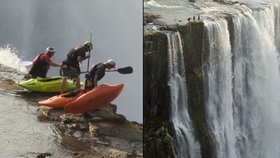 Tři kajakáři se nahýbají přes okraj Viktoriiných vodopádů