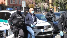 Bývalý šéf Správy státních hmotných rezerv (SSHR) na Slovensku Kajetán Kičura je prošetřován kvůli údajné korupci i podezřelému nákupu dvou bytů.