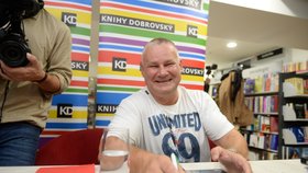 Kajínek na autogramiádě své knihy: Bojte se druhého dílu, řeknu jména!