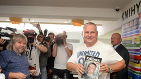 Jiří Kajínek ne nedávné debatě v Hodoníně rozdával během autogramiády nejen podpisy, ale i úsměvy.