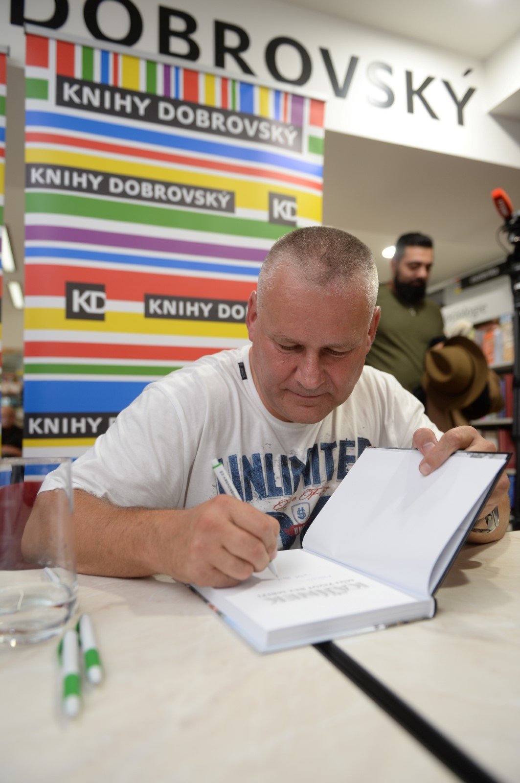 Jiří Kajínek rozdával během autogramiády nejen podpisy, ale i úsměvy