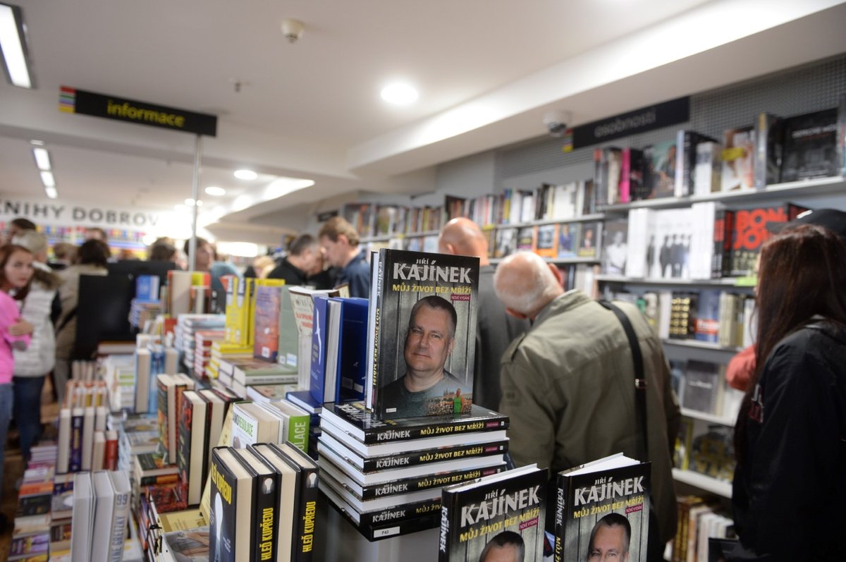 V knihkupectví se tvořila fronta