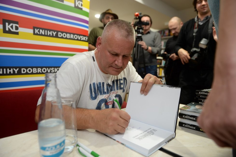 Jiří Kajínek rozdával během autogramiády nejen podpisy, ale i úsměvy.