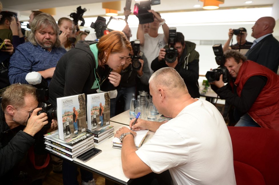 Jiří Kajínek rozdával během autogramiády ke své knize nejen podpisy, ale i úsměvy.