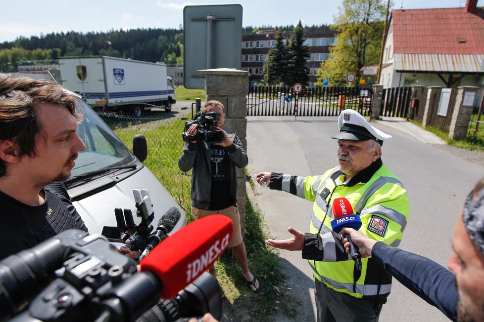 Policie vykazuje novináře do míst určených pro tisk.