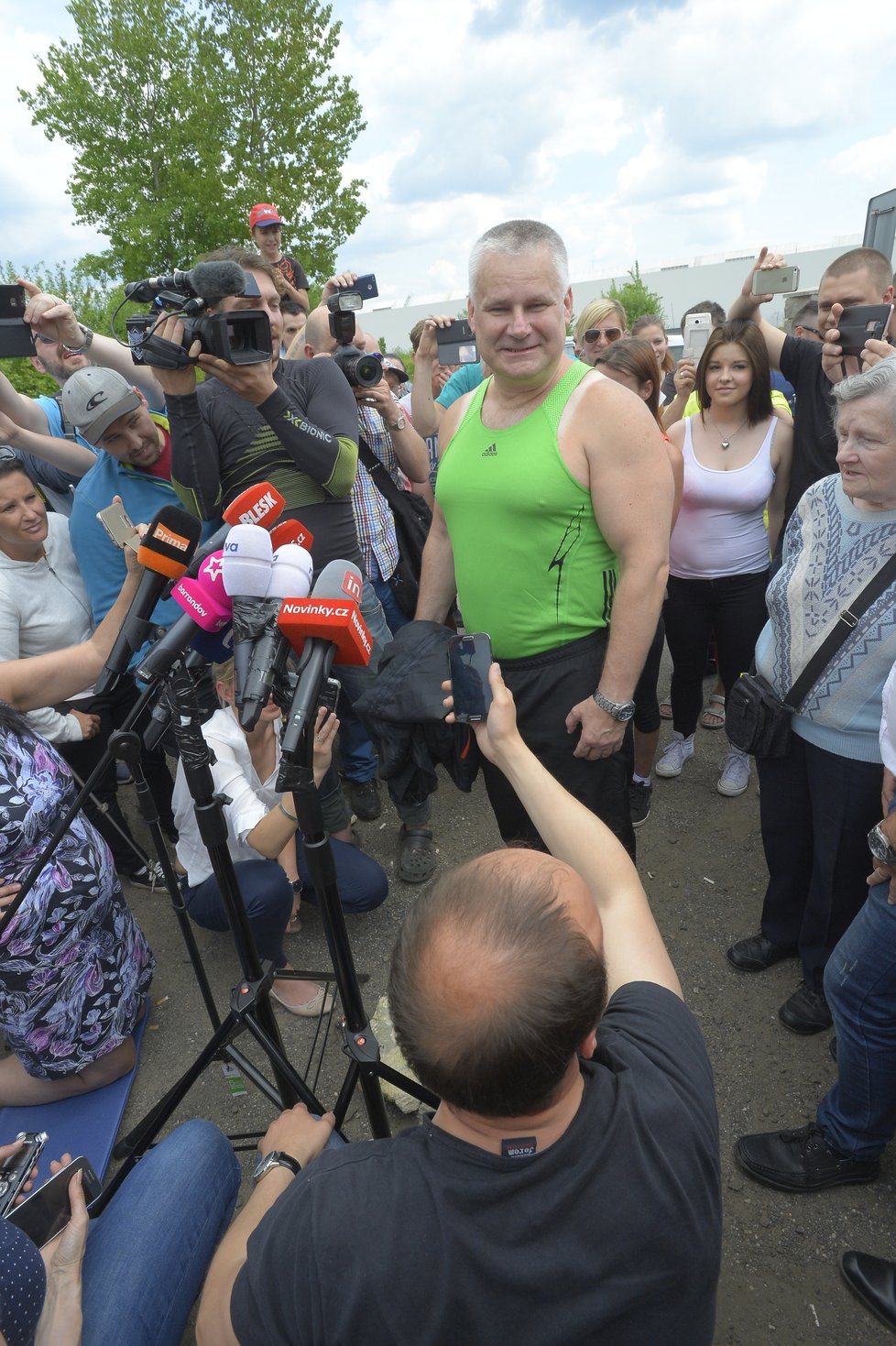 V zeleném tílku vyrazil Kajínek vstříc svobodě. K branám věznice se přišly podívat davy lidí.