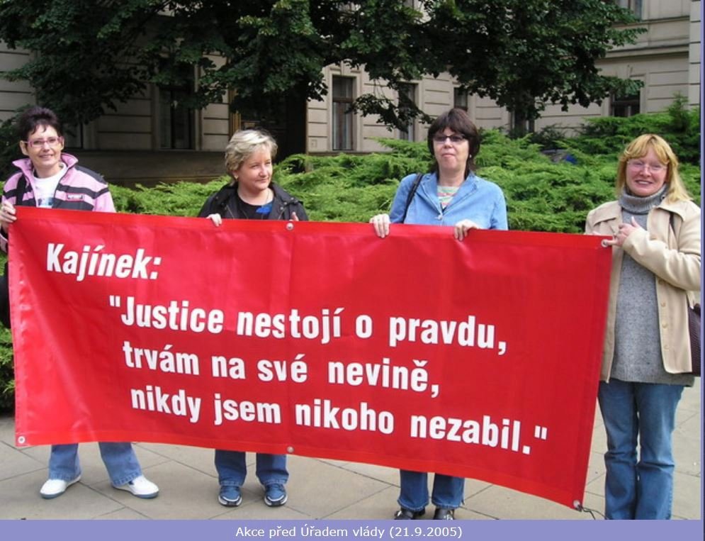 Magdalena Vinšová (vpravo) s dalšími příznivci demontrovali za Jiřího Kajínka před Úřadem vlády ČR v září 2005.