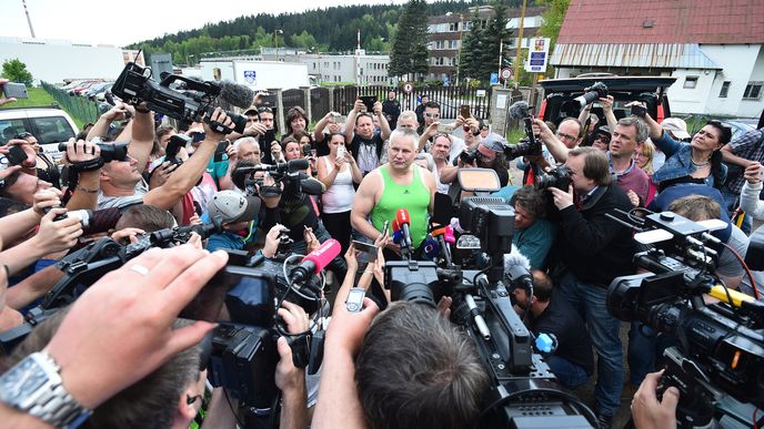 Dvojnásobný vrah Jiří Kajínek byl dnes propuštěn z rýnovické věznice v Jablonci nad Nisou. Byl odsouzen na doživotí, ale prezident Miloš Zeman mu udělil milost. Šestapadesátiletý Kajínek strávil ve vězení 23 let. Prezident již v dubnu uvedl, že není zcela přesvědčen o Kajínkově vině. Součástí milosti je sedmiletá podmínka, během které se Kajínek nesmí dopustit trestného činu. Na její dodržování bude dohlížet Krajský soud v Plzni. Milostí dal Zeman zatím sedm, žádná z nich se netýkala násilného trestného činu. Před prezidentskými volbami v roce 2013 řekl, že nebude udělovat milosti s výjimkou striktně omezeného okruhu humanitárních případů.