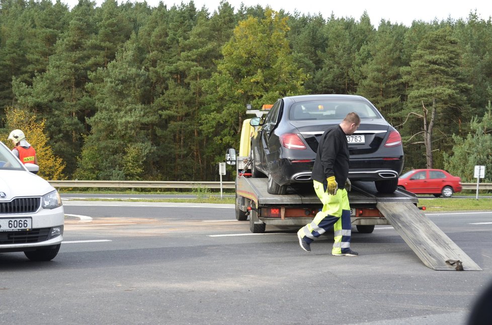 Kajínek měl nehodu! U Plzně vletěl svým novým mercedesem do fabie.