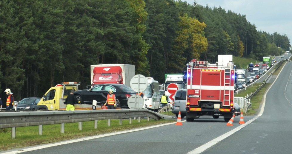 Kajínek měl nehodu! U Plzně vletěl svým novým mercedesem do fabie.