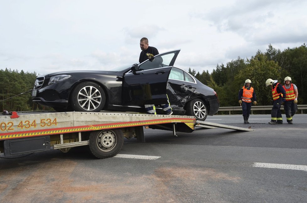 Kajínek měl nehodu! U Plzně vletěl svým novým mercedesem do fabie